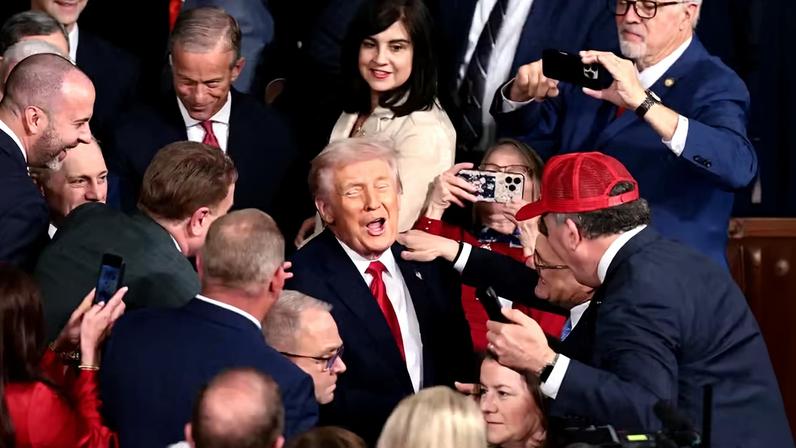 O presidente dos EUA, Donald Trump, chega para proferir o discurso sobre o Estado da União perante uma sessão conjunta do Congresso na Câmara dos Representantes, no Capitólio dos EUA, em Washington, DC, EUA, em 24 de fevereiro de 2026