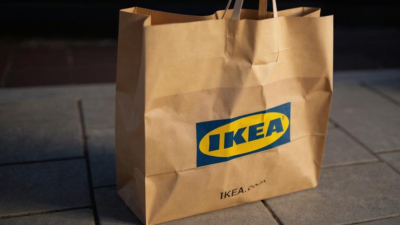 A customer with IKEA paper bag in Krakow, Poland on February 26th, 2026. (Photo by Beata Zawrzel/NurPhoto)NO USE FRANCE embalagens sustentáveis. embalagem sustentável