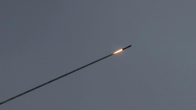 Sistema de defesa antiaérea é acionado enquanto mísseis são lançados do Irã em direção a Israel, após ataques israelenses e dos EUA contra alvos iranianos, em Jerusalém, 28 de fevereiro de 2026. REUTERS/Ronen Zvulun.