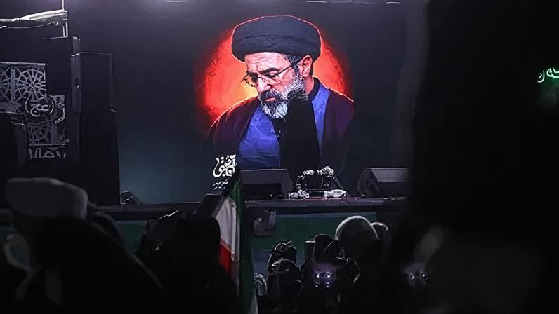 Foto de Mojtaba Khamenei é exibida em tela em Teerã, no Irã