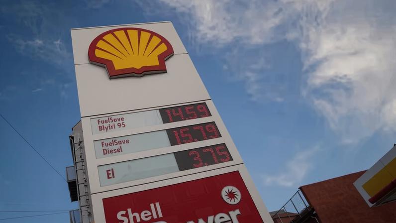 Preços dos combustíveis exibidos em um posto de gasolina Shell em Copenhague, Dinamarca — Foto: Reuters