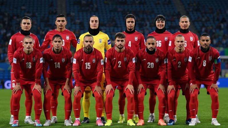 Seleção feminina iraniana de futebol antes da partida contra a equipe das Filipinas, durante a Copa Asiática Feminina — Foto: Dave Hunt/AAP Image/Reuters