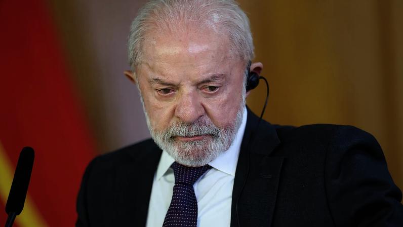 O presidente do Brasil, Luiz Inácio Lula da Silva, observa durante uma declaração conjunta à imprensa no Palácio do Planalto, em Brasília, Brasil, em 16 de março de 2026. REUTERS/Adriano Machado