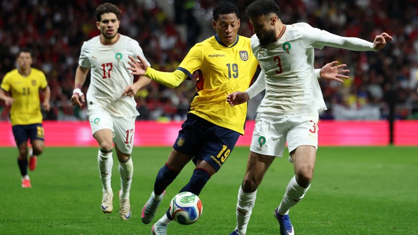 Plata vai para cima de Mazraoui no amistoso entre Equador e Marrocos — Foto: REUTERS/Violeta Santos Moura