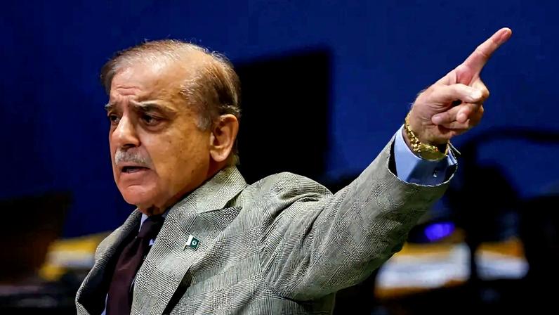 O primeiro-ministro do Paquistão, Shehbaz Sharif, gesticula enquanto discursa na 80ª Assembleia Geral das Nações Unidas (UNGA) na sede da ONU, em Nova York, em 26 de setembro de 2025.