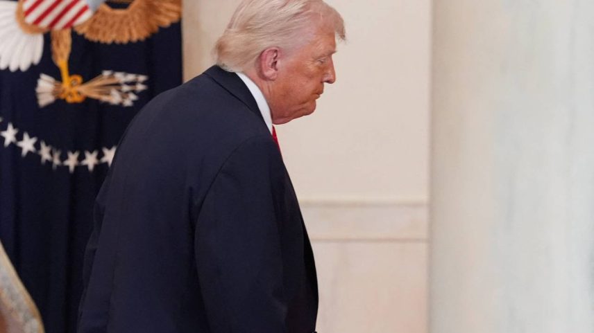 O presidente Donald Trump se retira após discursar sobre a guerra com o Irã no Salão da Cruz da Casa Branca, na quarta-feira, 1º de abril de 2026, em Washington. (Foto: Alex Brandon/Pool via REUTERS)