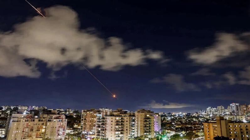 7 de abril de 2026 - Um míssil é interceptado no céu em Ashkelon, Israel. Foto: REUTERS/Amir Cohen