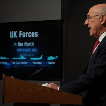 Ministro da Defesa britânico pede demissão em meio a disputa por gastos militares