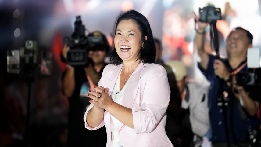 A candidata à Presidência do Peru Keiko Fujimori durante comício em Lima no dia 9 de abril de 2026 — Foto: Angela Ponce/Reuters