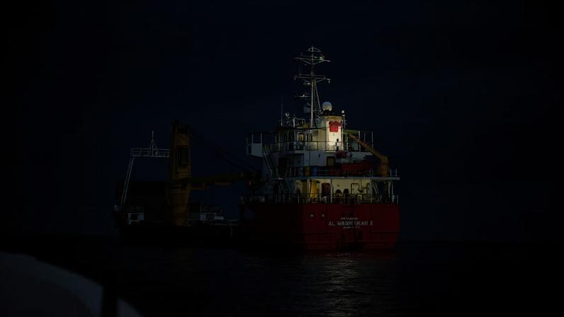 Uma embarcação no Estreito de Ormuz, ao largo da costa da província de Musandam, em Omã - 12/04/2026 (Foto: REUTERS/Arquivo)