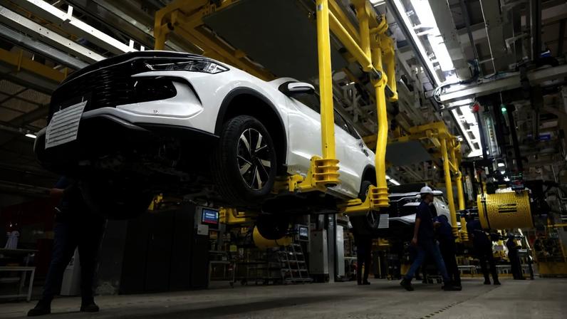 Veículos BYD na linha de produção da nova fábrica de veículos elétricos da empresa no Complexo Industrial de Camacari, Bahia, Brasil, 3 de fevereiro de 2026 REUTERS/Rafael Martins