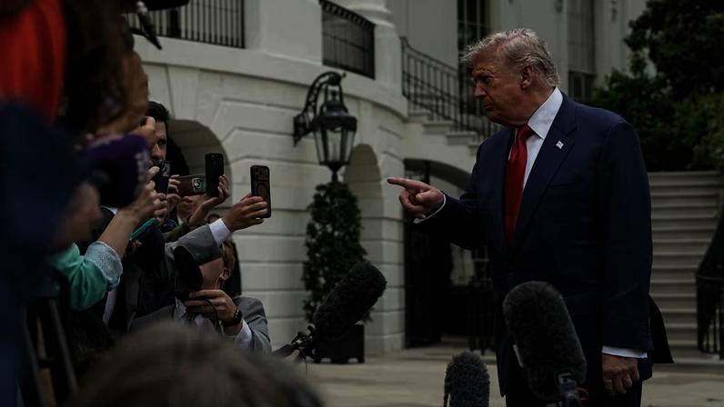 O presidente dos EUA, Donald Trump, conversa com repórteres na Casa Branca, em Washington.