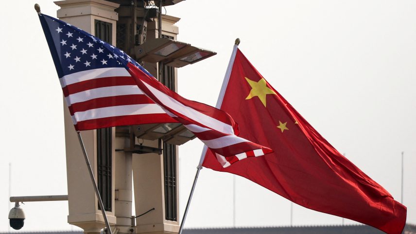 Bandeiras da China e dos EUA em uma rua chinesa — foto: Reuters/Maxim Shemetov