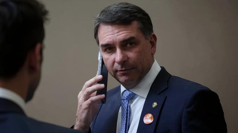 O senador Flávio Bolsonaro mexe no celular ao chegar para a cerimônia de posse de Kassio Nunes (não retratado) como novo presidente do Tribunal Superior Eleitoral, em Brasília, Brasil, em 12 de maio de 2026. REUTERS/Adriano Machado