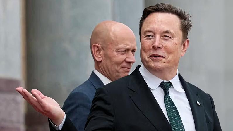 Elon Musk gesticula ao sair após participar de uma cerimônia de boas-vindas ao presidente dos EUA, Donald Trump, com a presença do presidente chinês, Xi Jinping, no Grande Salão do Povo, em Pequim, China, em 14 de maio de 2026.