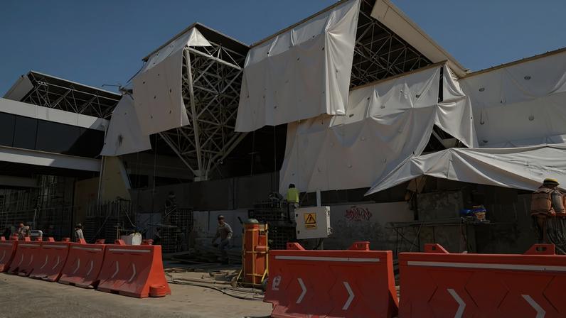 Operários realizam obras de reforma para modernizar entradas, plataformas e elementos estruturais de uma estação de metrô, antes da partida de abertura da Copa do Mundo, em 11 de junho, na Cidade do México , México , em 18 de maio de 2026 — Foto: REUTERS/Henry Romero