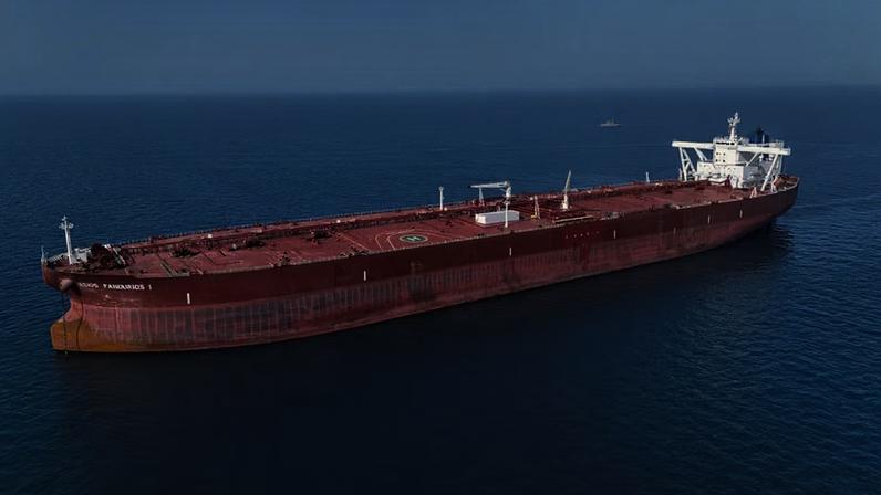 Imagem de drone mostra o petroleiro Agios Fanourios I, com bandeira de Malta, que navegou pelo Estreito de Ormuz e chegou às águas territoriais do Iraque, próximo a Basra, Iraque, em 17 de abril de 2026. — Foto: REUTERS/Mohammed Aty/Foto de Arquivo