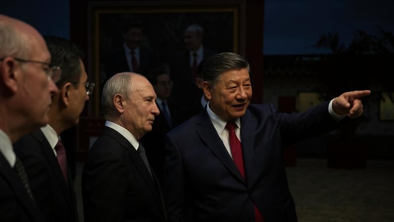 O presidente russo Vladimir Putin e o presidente chinês Xi Jinping visitam uma exposição fotográfica das agências de notícias TASS e Xi Jinping no Grande Salão do Povo, em Pequim, China, em 20 de maio de 2026
