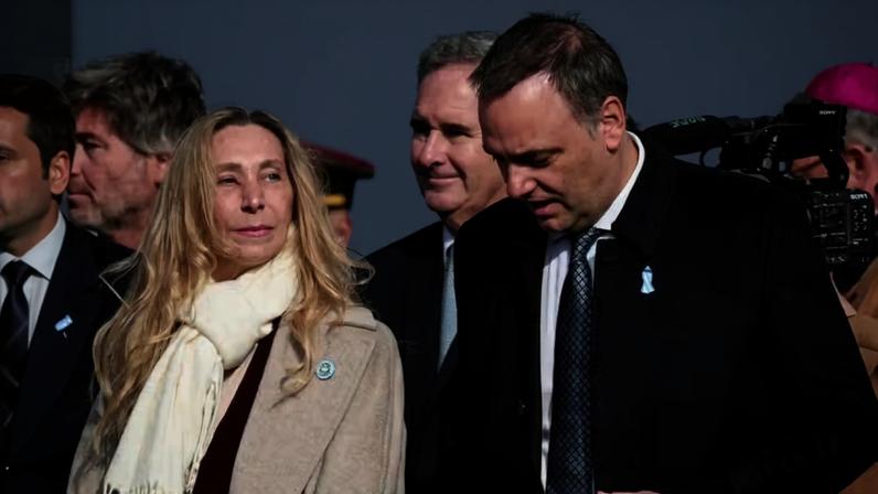 Karina Milei, irmã do presidente, e Manuel Adorni em Buenos Aires durante celebração da independência argentina em 25 de maio de 2026