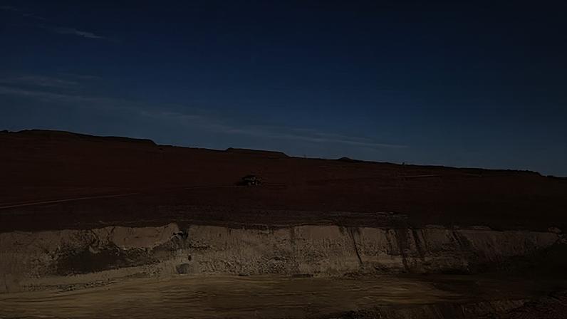 Caminhão carregado com terras raras segue em direção à planta de processamento Mount Weld da Lynas Corp, a nordeste de Perth, na Austrália Ocidental