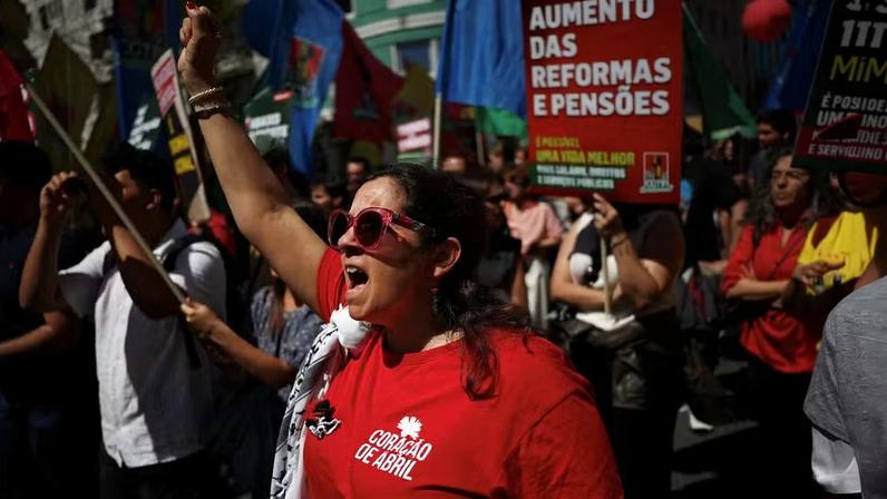 Trabalhadores durante protestos em Lisboa no dia 17 de abril de 2026 — Foto: REUTERS/Pedro Nunes