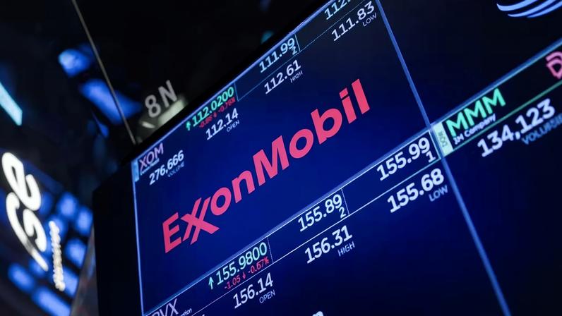 O logotipo da Exxon Mobil Corporation é exibido em uma tela no pregão da Bolsa de Valores de Nova York (NYSE) em Nova York, EUA, em 30 de julho de 2025. — Foto: REUTERS/Jeenah Moon