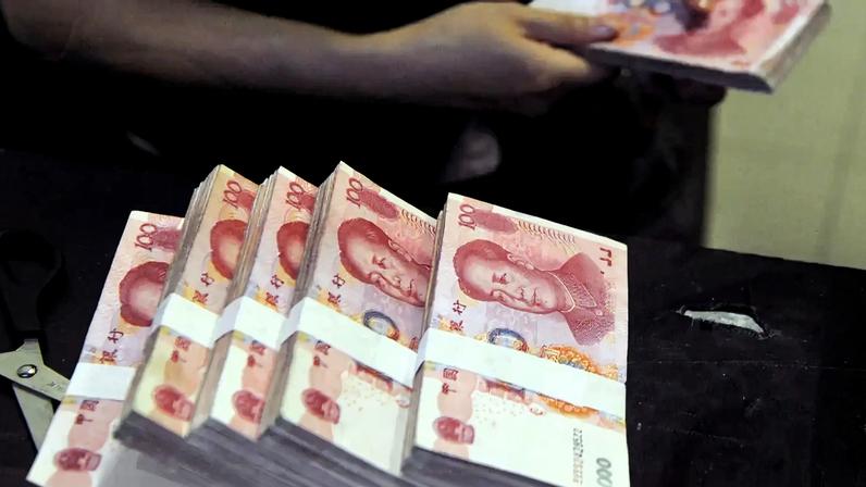 FILE PHOTO: An employee counts Chinese 100 yuan banknotes at a branch of China Merchants Bank in Hefei, Anhui province June 21, 2013. REUTERS/Stringer/File Photo