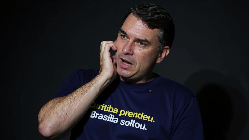 Senador Flávio Bolsonaro (PL-RJ) durante ato de lançamento da pré-campanha de Sergio Moro ao governo do Paraná, em Curitiba — Foto: Rodolfo Buhrer/Reuters