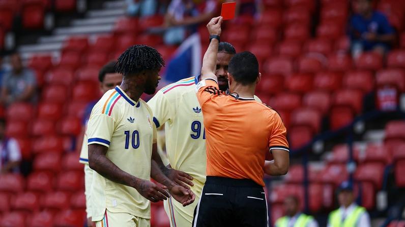 Locadia é expulso em amistoso de Curaçao — Foto: Reuters/Lee Smith