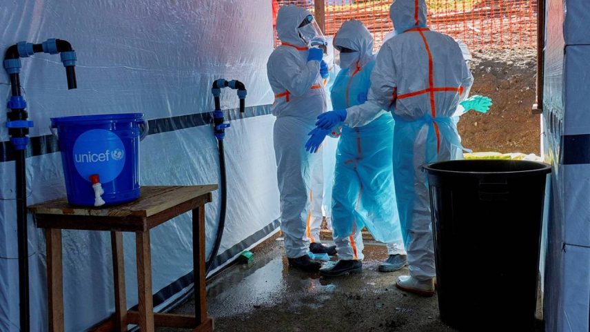 Profissionais de saúde se vestem com equipamentos de proteção individual em um centro médico que está na linha de frente do combate ao ebola em Bunia, na República Democrática do Congo. Foto: REUTERS/Gradel Muyisa Mumbere