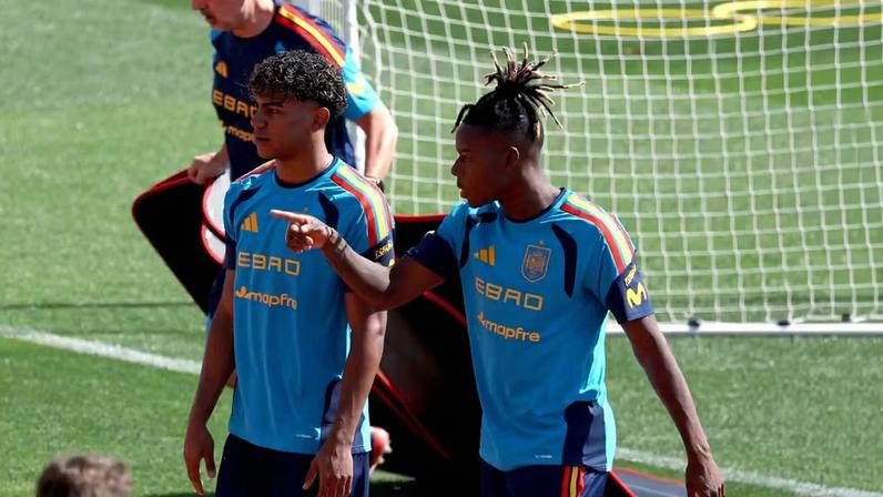 Lamine Yamal e Nico Williams em treino da Espanha — Foto: Kacper Pempel / Reuters