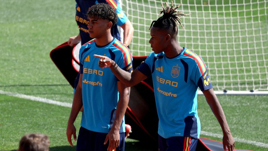 Lamine Yamal e Nico Williams em treino da Espanha — Foto: Kacper Pempel / Reuters