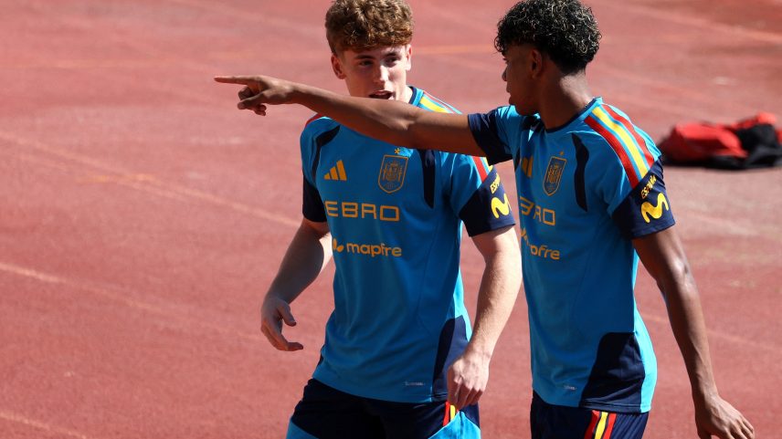 Victor Muñoz ao lado de Lamine Yamal em treino da Espanha — Foto: REUTERS/Kacper Pempel