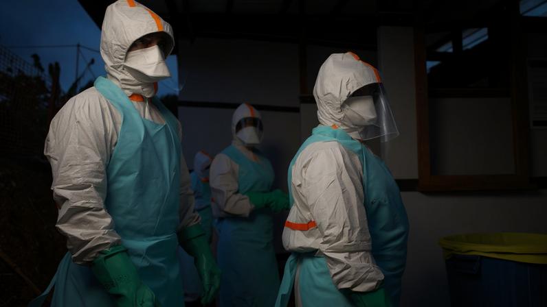 Profissionais de saúde vestem equipamentos de proteção individual (EPI) no Centro Médico Evangélico, uma das instalações na linha de frente da resposta ao surto de Ebola, na província de Ituri, na República Democrática do Congo. — Foto: Gradel Muyisa Mumbere/Reuters