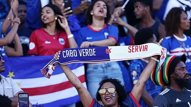 Torcida de Cabo Verde em amistoso da seleção antes da Copa do Mundo — Foto: Rodrigo Antunes/Reuters