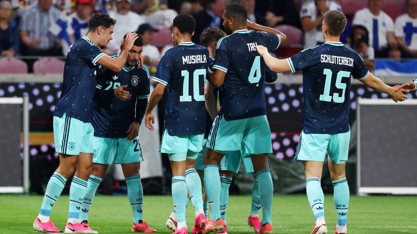 Jogadores da Alemanha comemoram o gol de Undav em amistoso contra a Finlândia — Foto: REUTERS/Kai Pfaffenbach