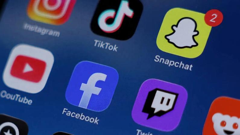 Aplicativos Instagram, TikTok, Snapchat, YouTube, Facebook, Twitch e Reddit são exibidos em um celular antes da entrada em vigor de uma nova lei que proíbe redes sociais para usuários com menos de 16 anos na Austrália, nesta ilustração feita em 9 de dezembro de 2025. REUTERS/Hollie Adams