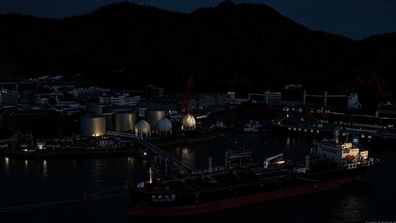 Imagem aérea mostra um petroleiro de bandeira chinesa atracado em um terminal petrolífero no porto de Tsing Yi, em Hong Kong, China, em 19 de março de 2026. — Foto: REUTERS/Joyce Zhou/Foto de Arquivo