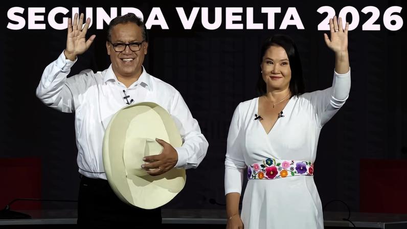 A candidata de direita, Keiko Fujimori, e o candidato de esquerda, Roberto Sánchez, antes de um debate televisionado em 31 de maio em Lima, às vésperas do segundo turno das eleições presidenciais, marcado para 7 de junho. — Foto: Reuters/Alessandro Cinque
