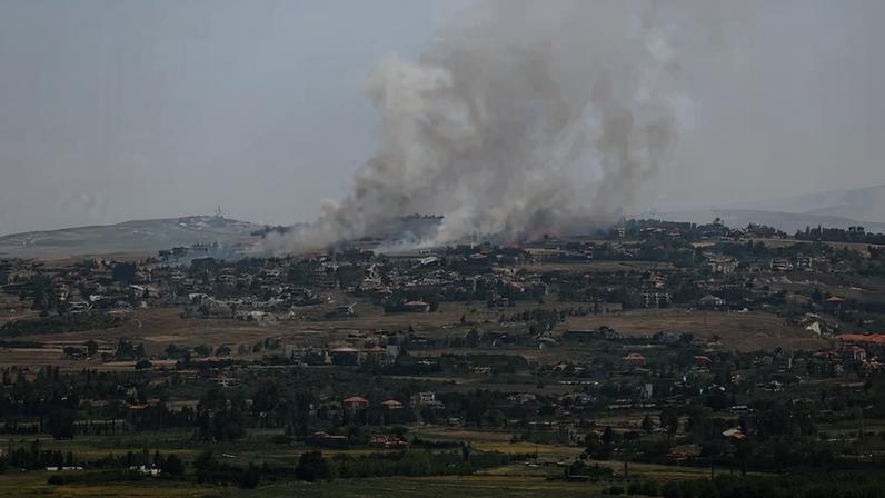 Fumaça sobe no Líbano , vista do lado israelense da fronteira, em 1º de junho de 2026