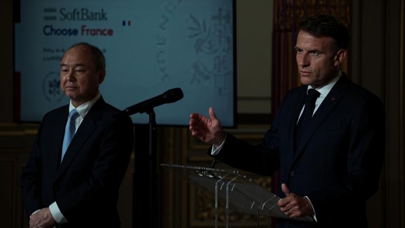 O presidente francês Emmanuel Macron discursa ao lado do presidente e CEO do grupo SoftBank, Masayoshi Son, durante uma declaração conjunta no Palácio do Eliseu, em Paris, França, no dia 1º de junho de 2026