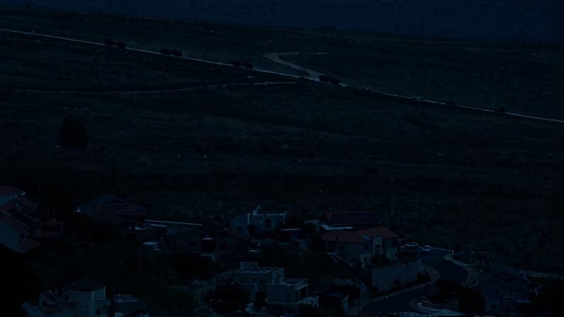 Um comboio militar israelense manobra no Líbano , perto da cidade de Metula, localizada no lado israelense da fronteira, em 1º de junho de 2026