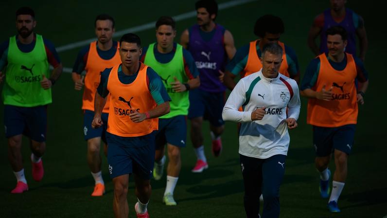 Cristiano Ronaldo treina com companheiros da seleção de Portugal antes da Copa do Mundo — Foto: Reuters