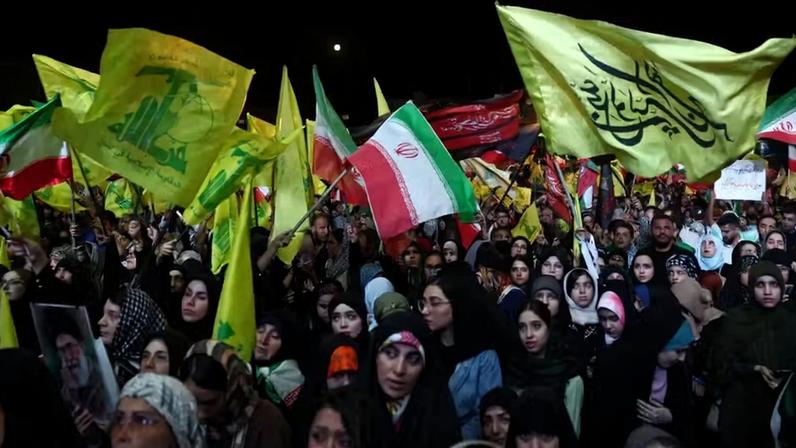 Pessoas seguram bandeiras do Hezbollah durante um comício em Teerã, Irã , em 1º de junho de 2026.