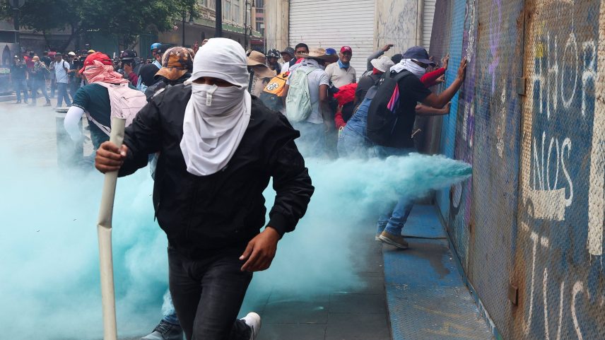 Protesto de professores na Cidade do México a dez dias da abertura da Copa do Mundo — Foto: Luis Cortes/Reuters