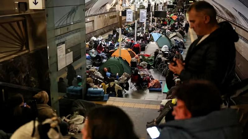 Moradores de Kiev buscam refúgio em estação de metrô durante bombardeio russo