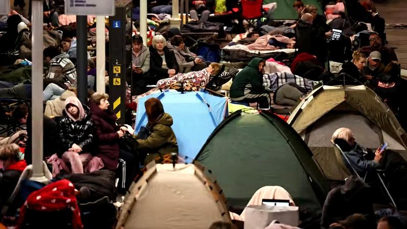 Moradores de Kiev se abrigam em estação de metrô durante ataque russo, em 2 de junho de 2026 — Foto: REUTERS/Alina Smutko
