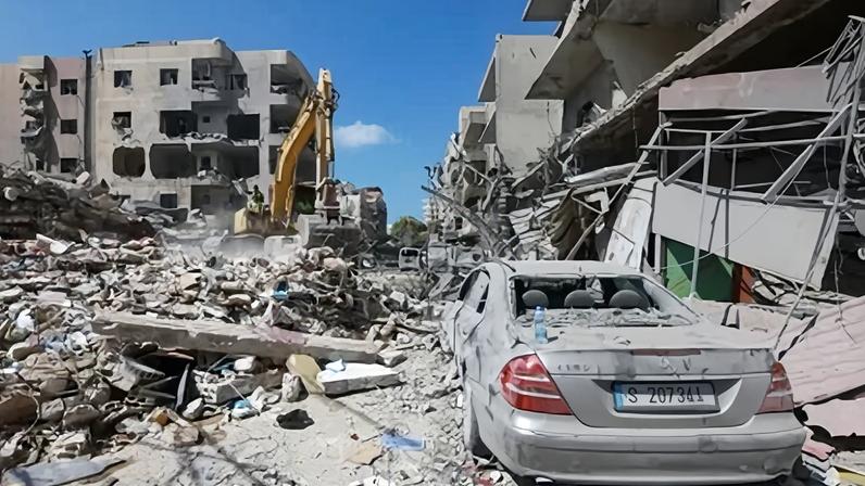 Pessoas inspecionam danos após ataque israelense em Tiro, no Líbano, em 2 de junho