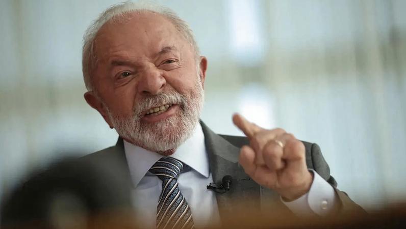 O presidente do Brasil, Luiz Inácio Lula da Silva, concede entrevista à Reuters no Palácio da Alvorada, em Brasília, em 6 de agosto de 2025. REUTERS/Adriano Machado