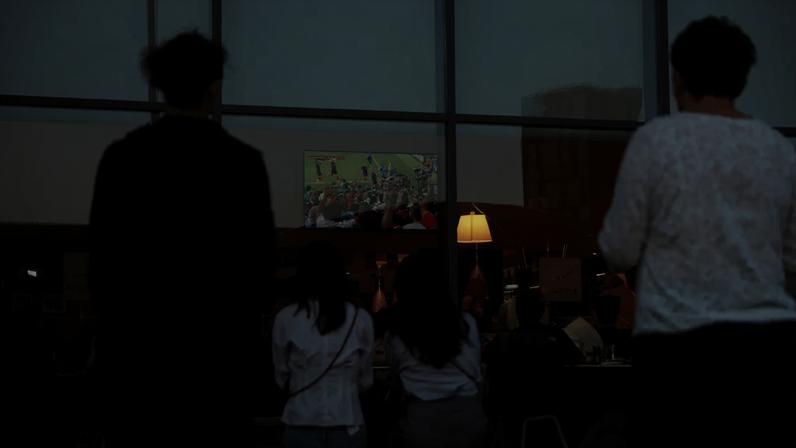 Transeuntes assistem ao jogo Inglaterra X Croácia em uma TV no Novotel Wembley, Londres 11 de julho de 2018 Action Images via Reuters/John Sibley